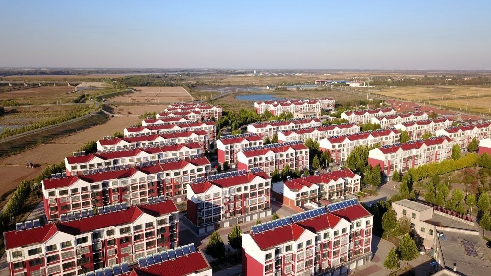 山東省東營(yíng)市墾利區(qū)楊廟社區(qū)（2021年10月17日攝，無(wú)人機(jī)照片）。新華社記者 郭緒雷 攝