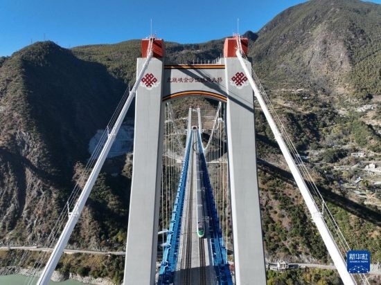 11月25日，列車通過麗香鐵路金沙江特大橋（無人機照片）。