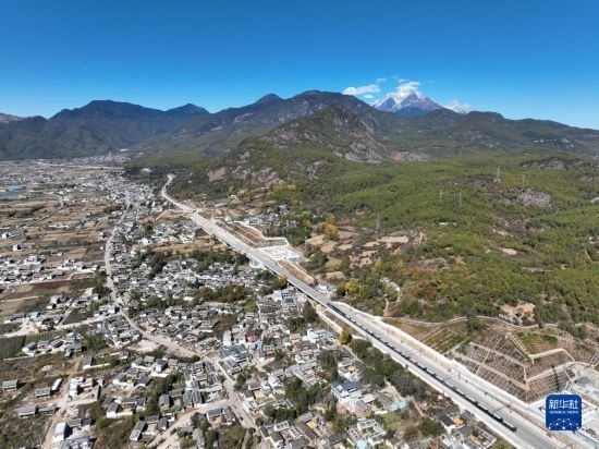 11月25日在麗江市境內(nèi)拍攝的即將開通的麗香鐵路（無人機照片）。