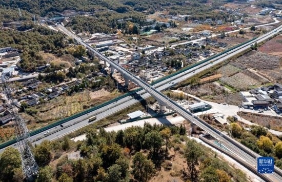11月25日在麗江市境內(nèi)拍攝的即將開通的麗香鐵路（無人機照片）。