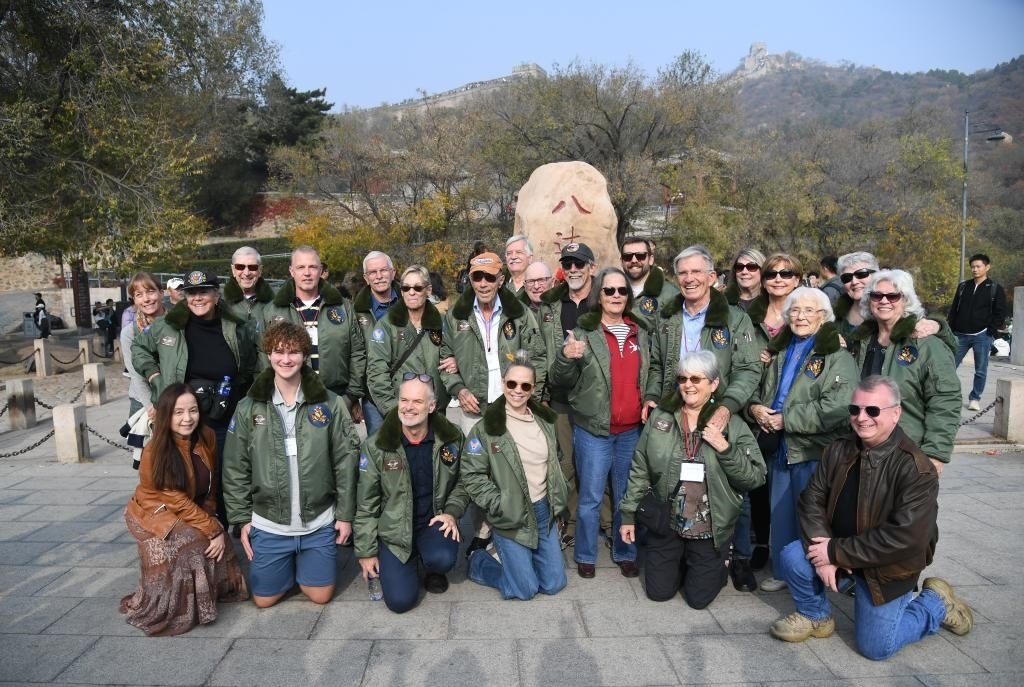 10月29日，飛虎隊老兵莫耶一行人在北京八達(dá)嶺長城合影留念。當(dāng)日，美中航空遺產(chǎn)基金會訪華代表團(tuán)成員陸續(xù)抵達(dá)北京。新華社記者任超攝