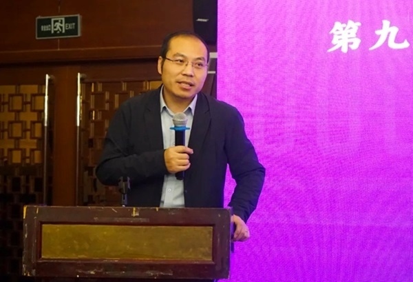 清華大學(xué)社會(huì)科學(xué)學(xué)院副院長、政治學(xué)系長聘教授孟天廣在研討會(huì)上總結(jié)發(fā)言。主辦方供圖