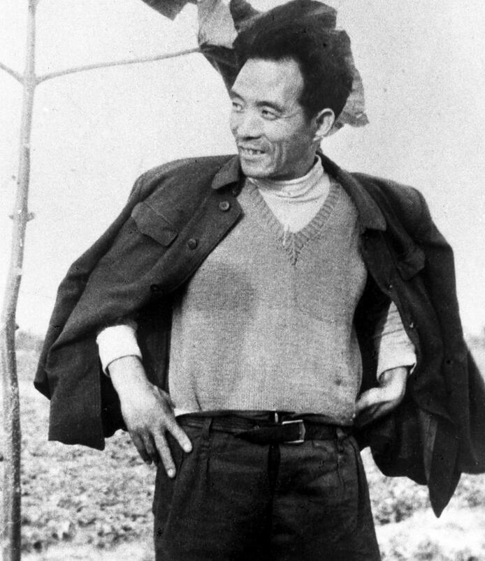 這是焦裕祿當(dāng)年滿懷豪情地在泡桐樹(shù)前留影。新華社發(fā)（1990年5月10日發(fā)）