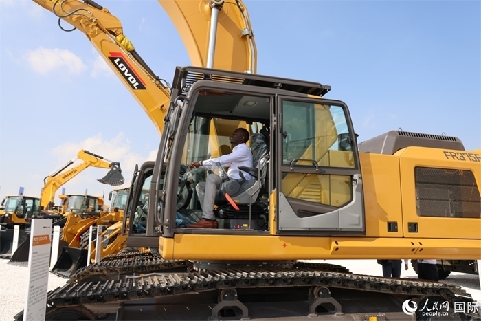 嘉賓參觀體驗(yàn)山東重工產(chǎn)品。人民網(wǎng)記者 任皓宇攝