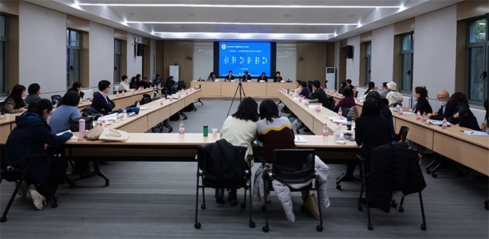 “區(qū)域國別學視角下的日語學科建設(shè)”圓桌論壇現(xiàn)場。主辦方供圖