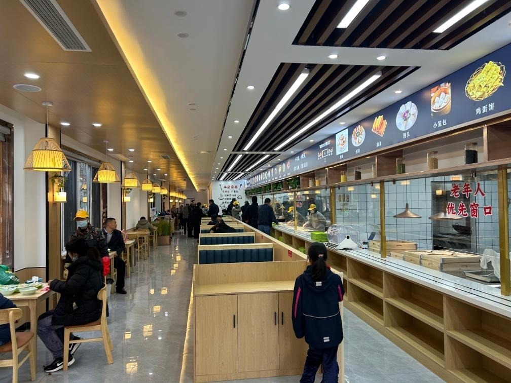 位于安徽合肥市瑤海區(qū)和平路街道綠苑社區(qū)的社區(qū)老年大食堂。（綠苑社區(qū)供圖）