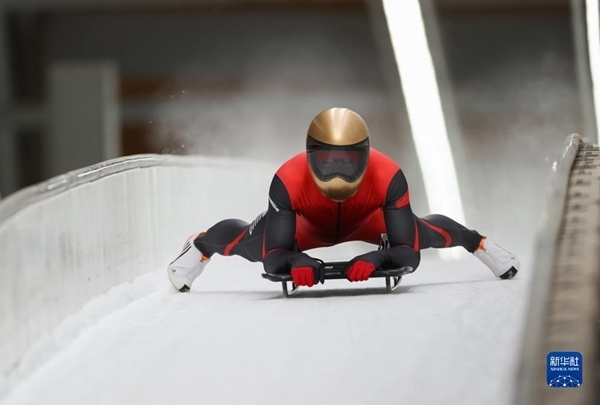 11月25日，天津隊選手閆文港在比賽中抵達終點。新華社記者 王楷焱 攝