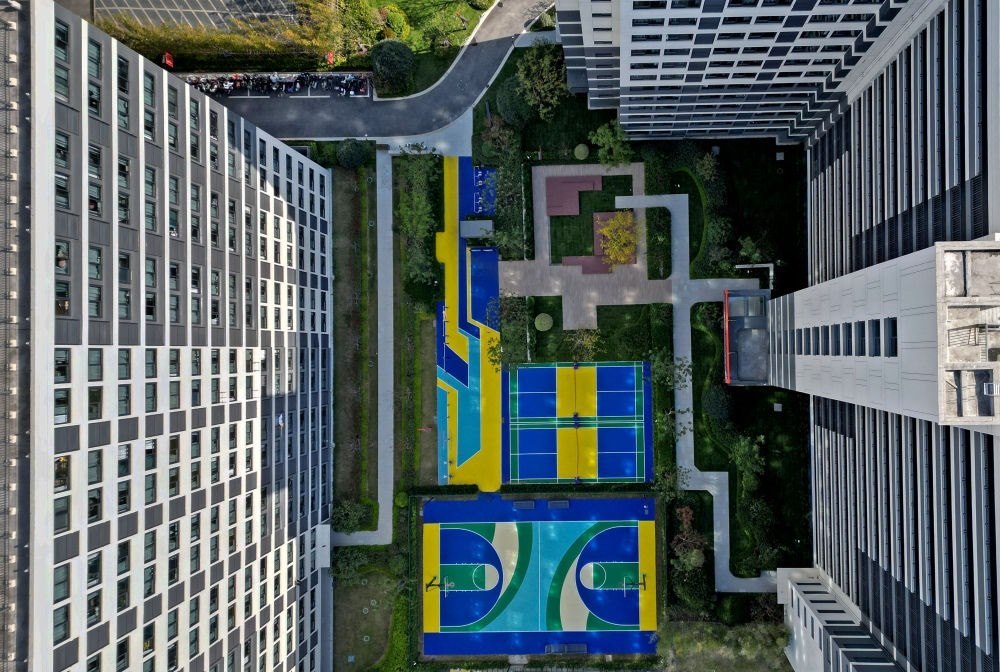 社區(qū)內(nèi)的運動場地設施（無人機照片）。