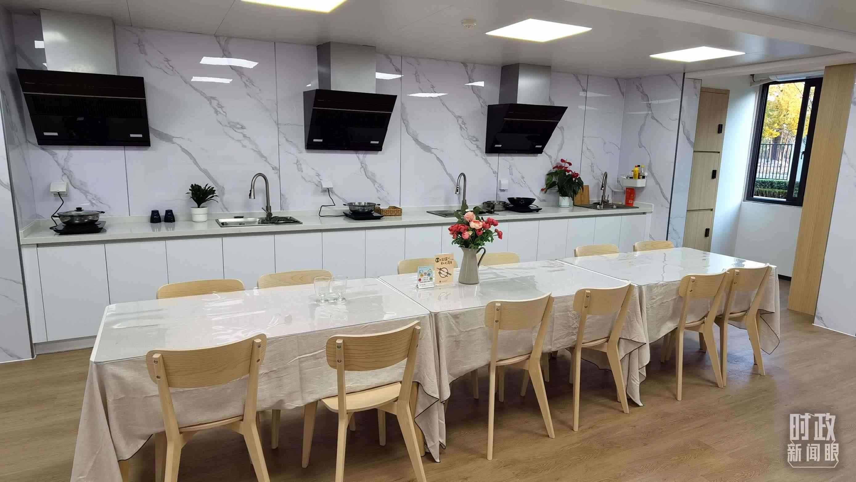 △閔行區(qū)新時(shí)代城市建設(shè)者管理者之家內(nèi)的共享廚房。（總臺央視記者郭鴻拍攝）