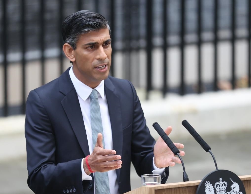 2022年10月25日，里?！ぬK納克在英國倫敦唐寧街10號首相府前發(fā)表講話。新華社記者李穎攝