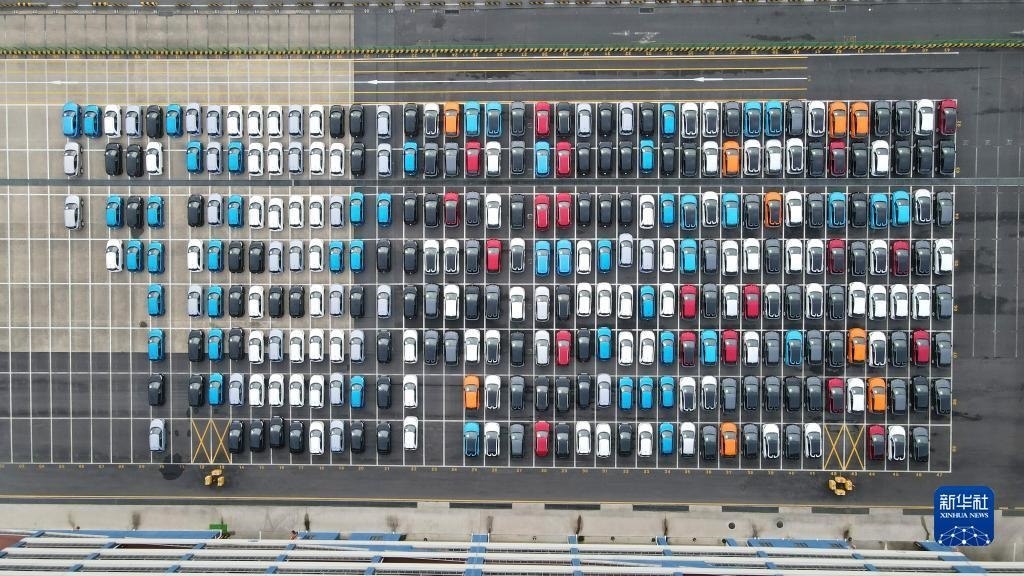 這是2023年7月9日在上海外高橋海通汽車碼頭拍攝的等待裝船運(yùn)往澳大利亞的上汽MG品牌汽車和新能源車（無人機(jī)照片）。新華社記者 方喆 攝