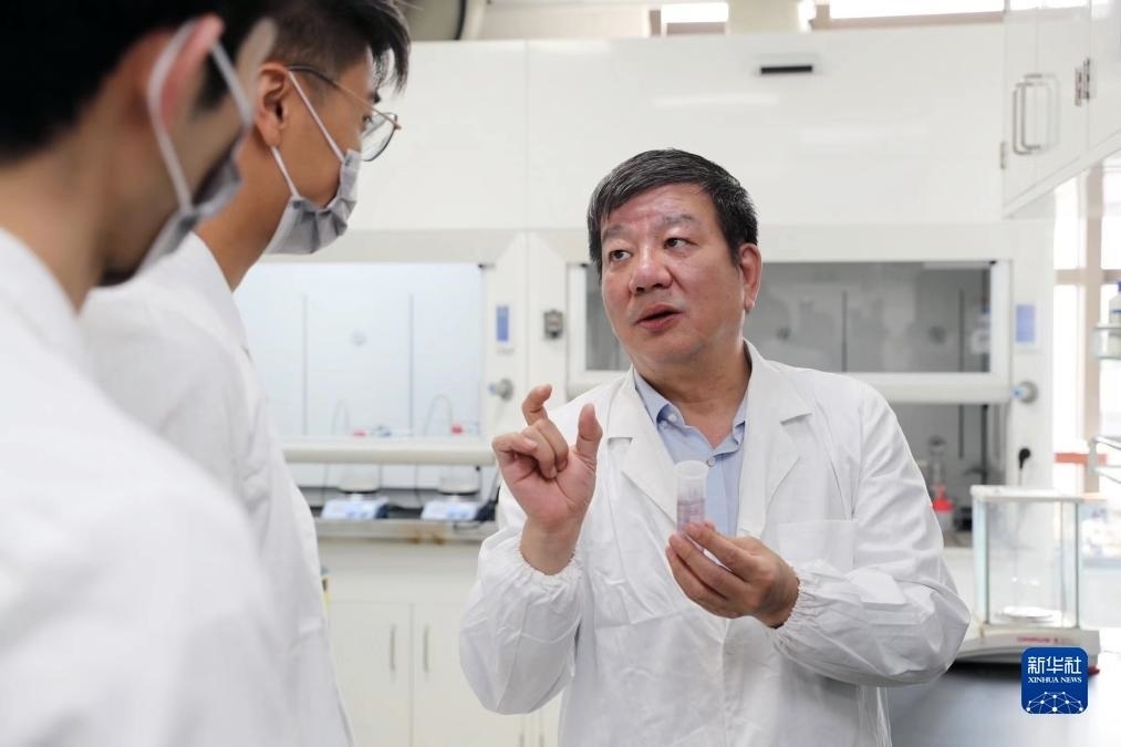 中國(guó)科學(xué)院院士、國(guó)家自然科學(xué)獎(jiǎng)一等獎(jiǎng)得主趙東元在復(fù)旦大學(xué)實(shí)驗(yàn)室里指導(dǎo)學(xué)生（2023年9月2日攝）。新華社記者 劉穎 攝