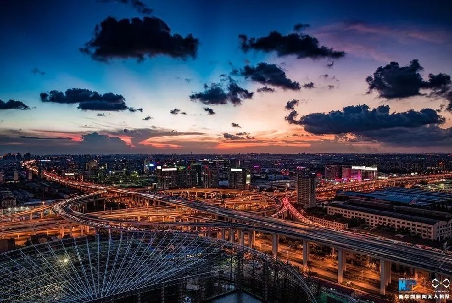 傍晚時(shí)刻的上海立交橋。新華網(wǎng)發(fā) 田橫 攝