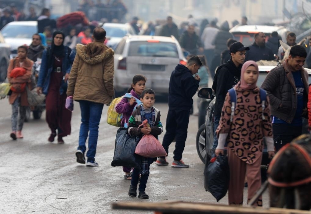 12月1日，在加沙地帶南部城市汗尤尼斯，人們?cè)谝攒娀謴?fù)軍事行動(dòng)后逃離家園。新華社發(fā)（亞西爾·庫(kù)迪攝）