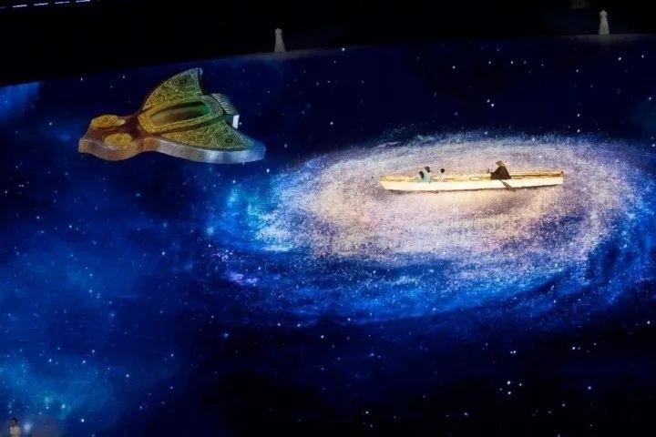 杭州第4屆亞殘運(yùn)會閉幕式上，吉祥物飛飛幻化回良渚玉鳥的模樣，盤旋于夜色之中。記者 倪雁強(qiáng) 董旭明 攝