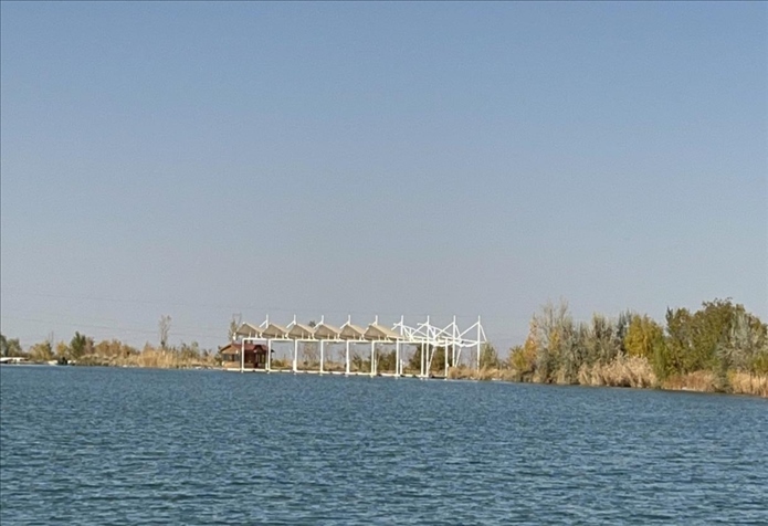 2023年11月1日，督察組拍攝到弱水花海景區(qū)建有人工湖及水上游樂設(shè)施。（中央第四生態(tài)環(huán)境保護(hù)督察組供圖）