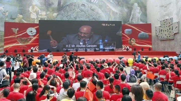 2019年7月6日，杭州市民揮舞國旗慶祝良渚古城遺址獲準(zhǔn)列入世界遺產(chǎn)名錄。記者 吳煌 倪雁強(qiáng) 攝