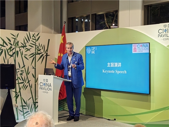 意大利都靈理工大學(xué)終身教授岡特·鮑利發(fā)言。COP28中國角供圖