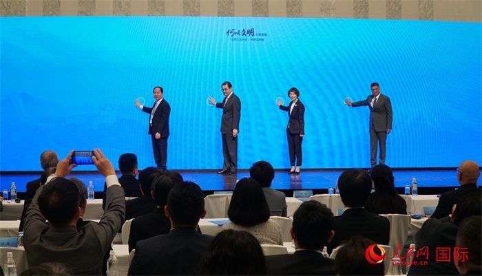 嘉賓共同啟動“何以文明”日本特展體驗暨2024年總臺春晚宣介區(qū)。人民網(wǎng) 蔣曉辰攝