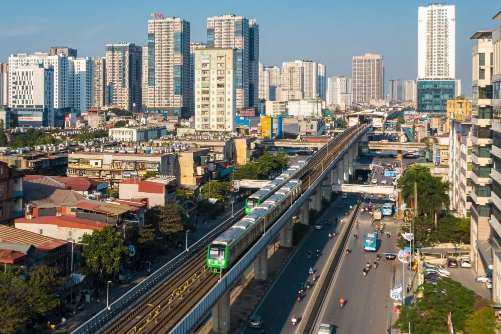 2021年12月1日，在越南首都河內(nèi)，列車在吉靈-河?xùn)|輕軌線上行駛。新華社發(fā)（中鐵六局河內(nèi)輕軌項目部供圖）