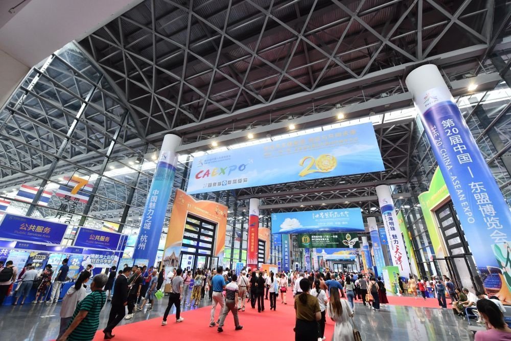 2023年9月18日，參觀者在第二十屆中國—東盟博覽會東盟商品展區(qū)選購商品。新華社記者 黃孝邦 攝