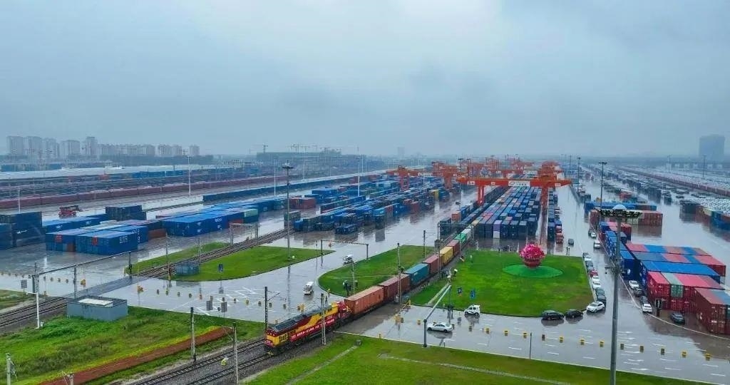 △2023年9月28日，中歐班列長安號第20000列從陜西西安國際港站開出。