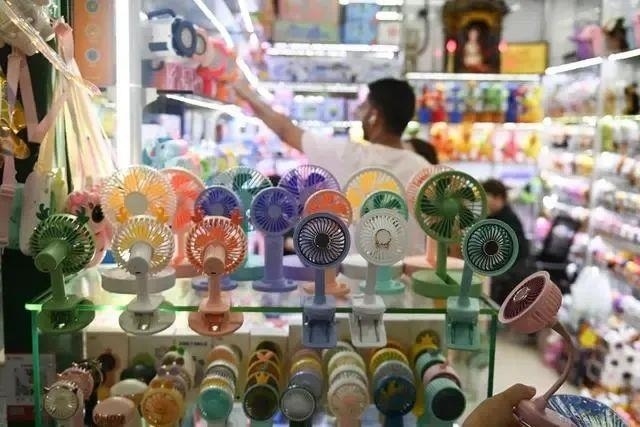 △近期，客商在浙江義烏國際商貿(mào)城采購商品。