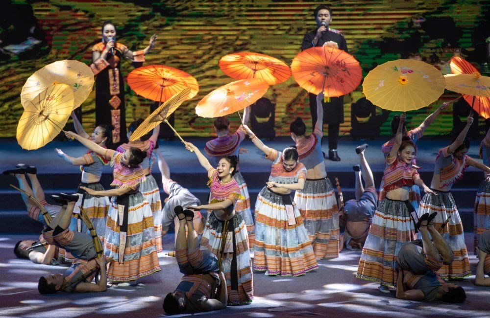 2023年1月18日，以“同心筑厚誼 攜手共發(fā)展”為主題的2023年中越跨國春節(jié)聯(lián)歡晚會在云南省紅河哈尼族彝族自治州河口瑤族自治縣舉行，越南老街省民族藝術(shù)歌舞團(tuán)的演員在晚會上表演歌舞《漂浮在云端的節(jié)日》。新華社記者 胡超 攝