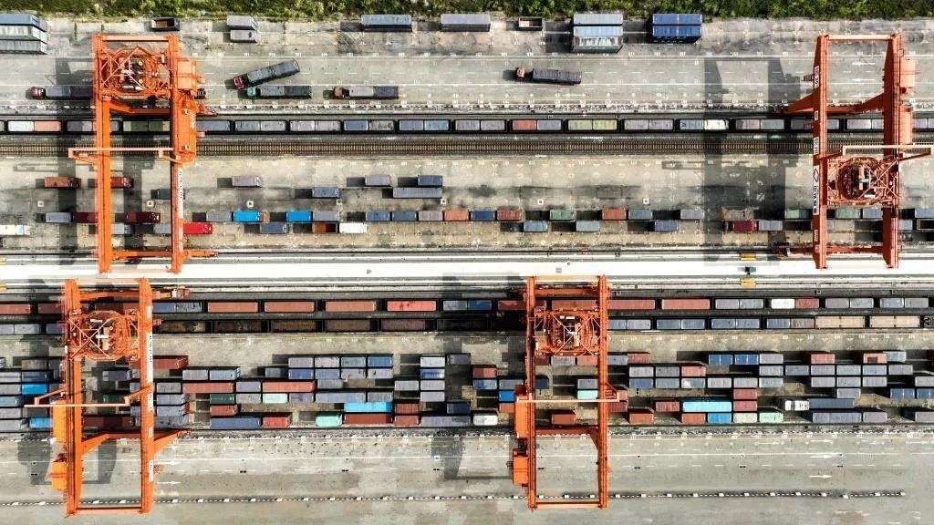 △2023年11月12日，火車在廣西欽州港碼頭裝運集裝箱。