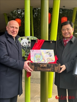 吳墾大使和韋格納市長手捧德國兒童為“夢想”“夢圓”準(zhǔn)備的手繪“送別大禮包”。人民網(wǎng)記者 徐馨攝