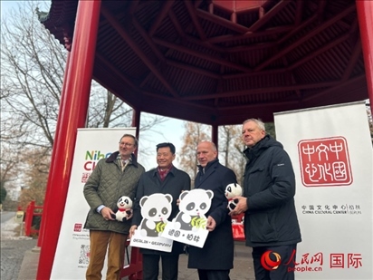 中國文化中心組織的主題活動(dòng)現(xiàn)場。從左至右依次為柏林動(dòng)物園園長克尼里姆、中國駐德國大使吳懇、柏林市長韋格納、柏林動(dòng)物園監(jiān)事會主席布魯克曼。人民網(wǎng)記者 徐馨攝