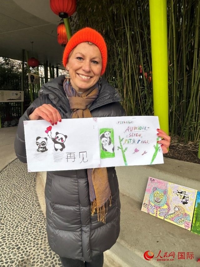 桑德拉和德國小朋友們的作品。右圖寫著“祝福好運(yùn)，再見 Pit和Paule（“夢想”“夢圓”的德語名字）”。人民網(wǎng)記者 徐馨攝
