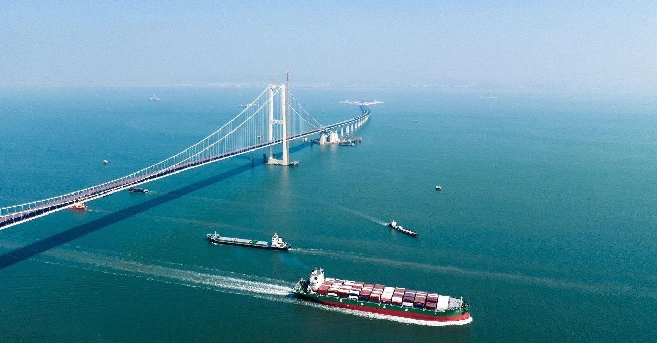 △2023年11月28日，國(guó)家重大工程深中通道海底沉管隧道貫通。