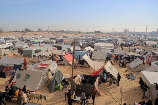  這是12月8日在加沙地帶南部城市拉法拍攝的臨時營地。新華社發(fā)（里澤克·阿卜杜勒賈瓦德攝）