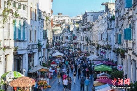 圖為海口騎樓老街游客如織。 <a target='_blank' href='/' ><p align=