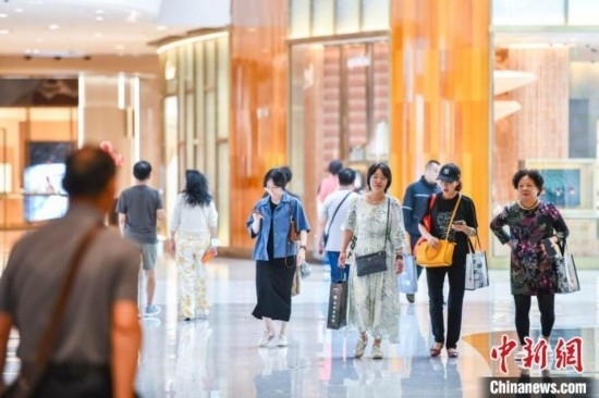 圖為顧客在cdf?？趪H免稅城內(nèi)選購商品。<a target='_blank' href='/' ><p align=