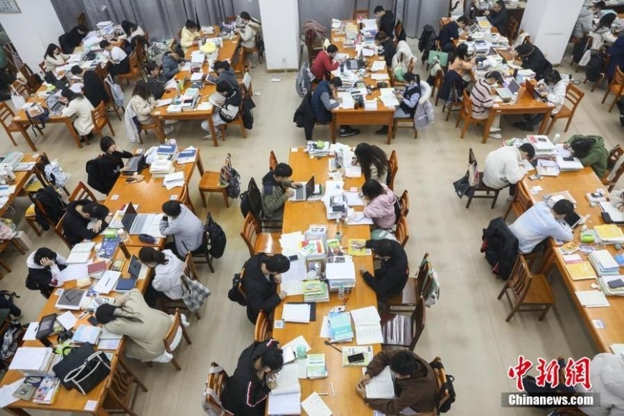 資料圖：眾多考研學(xué)生在南昌大學(xué)圖書館的自習(xí)室內(nèi)復(fù)習(xí)備考。劉力鑫 攝