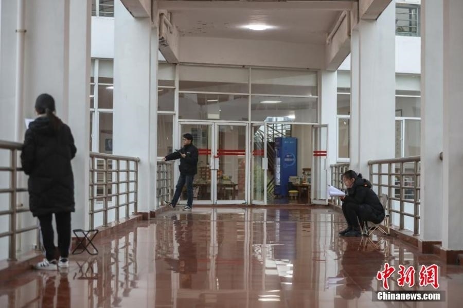 資料圖：幾位考研學(xué)生在南昌大學(xué)教學(xué)樓的天橋上復(fù)習(xí)備考。劉力鑫 攝