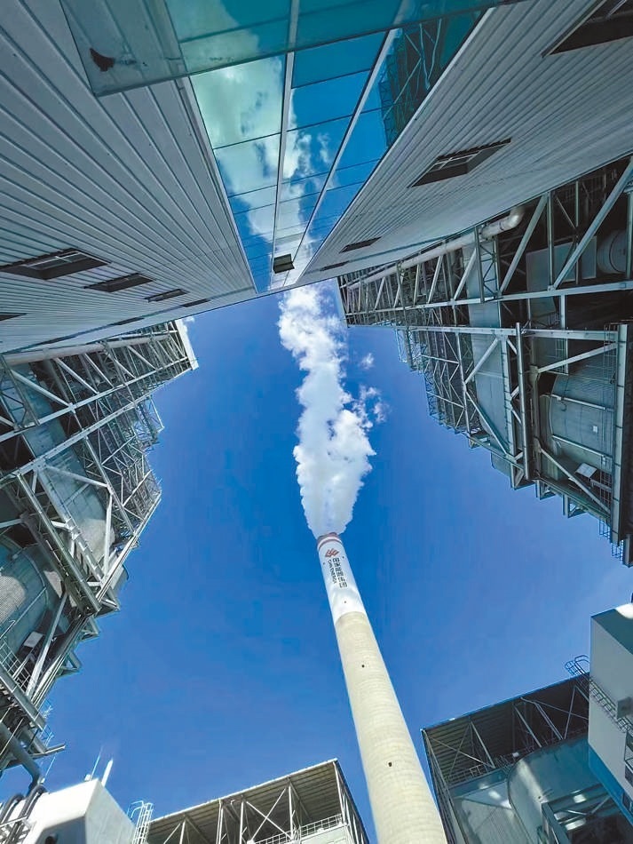  綠色低碳 近日，來(lái)自10余個(gè)國(guó)家的國(guó)際青年跟隨“世界青年能源行”活動(dòng)走進(jìn)國(guó)家能源集團(tuán)江蘇泰州電廠。作為亞洲最大火電二氧化碳捕集、利用與封存項(xiàng)目，該項(xiàng)目每年可捕集消納二氧化碳50萬(wàn)噸。 美國(guó)籍演員、主持人 史蒂文·韋德斯攝 “走在電廠里，體驗(yàn)各種高科技，真切感受到中國(guó)在清潔能源方面發(fā)展迅速，許多技術(shù)走在了世界前列?！? /></p> <p style=