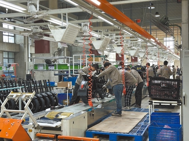  產(chǎn)業(yè)領(lǐng)跑 在長(zhǎng)三角一體化發(fā)展格局下，新能源制造業(yè)通過(guò)產(chǎn)業(yè)集群協(xié)同發(fā)展，形成現(xiàn)代化產(chǎn)業(yè)體系。圖為位于江蘇常州市的比亞迪工廠內(nèi)，工作人員正在組裝銷往非洲國(guó)家的電動(dòng)摩托車。 拉丁美洲通訊社古巴籍?dāng)z影記者 朗尼·洛佩茲（中文名羅帥）攝