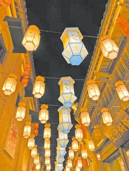  古城新韻 位于安徽安慶市安慶古城的倒扒獅歷史文化街區(qū)依江而建，在保留歷史建筑的同時(shí)，引入產(chǎn)業(yè)新業(yè)態(tài)，激發(fā)歷史文化街區(qū)活力，吸引了眾多游客前來(lái)游玩。 韓國(guó)籍視頻博主 金峻范攝