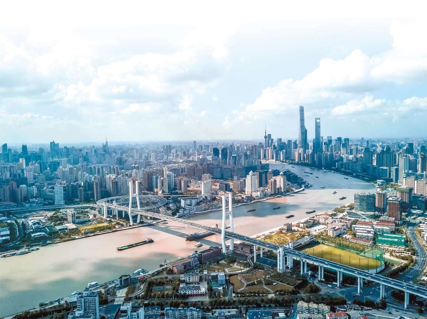  潮起東方 上海黃浦江兩岸高樓林立，風(fēng)光無(wú)限。近年來(lái)，上海以開(kāi)放創(chuàng)新之姿，謀劃推動(dòng)高質(zhì)量發(fā)展，奮力開(kāi)創(chuàng)長(zhǎng)三角一體化新局面。 德國(guó)籍導(dǎo)演、建筑師、攝影師 馬克·西格蒙德攝 “起初，我被東方古國(guó)的悠久歷史文化吸引來(lái)到中國(guó)。在上海生活的10多年間，我見(jiàn)證了這座城市的發(fā)展歷程，也感受到它兼具傳統(tǒng)與現(xiàn)代的獨(dú)特魅力?！? /></p> <p style=