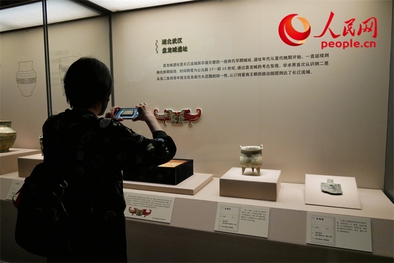 今年9月，觀眾正在參觀“鑒往知遠(yuǎn)——新時(shí)代考古成果展”。人民網(wǎng)記者 韋衍行攝