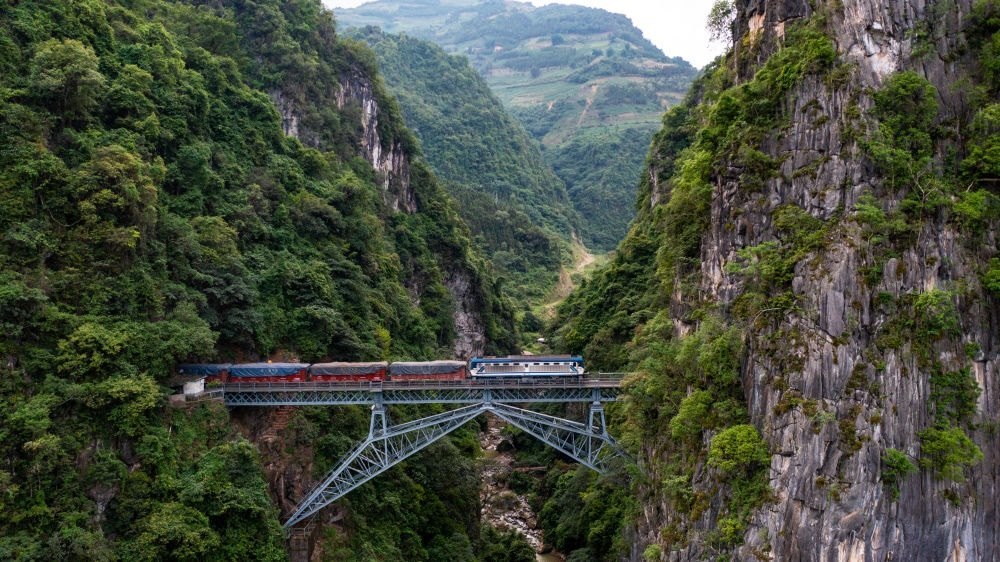 2023年6月20日，一列火車駛過人字橋。