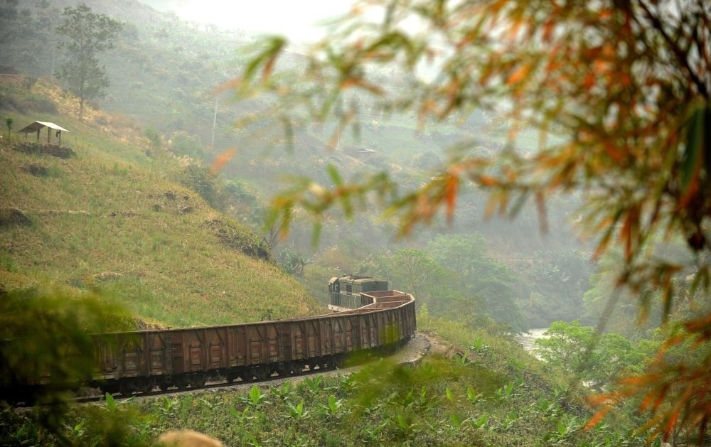 這是行駛在滇越鐵路云南省屏邊縣境內(nèi)的貨運列車（2012年3月9日攝）。