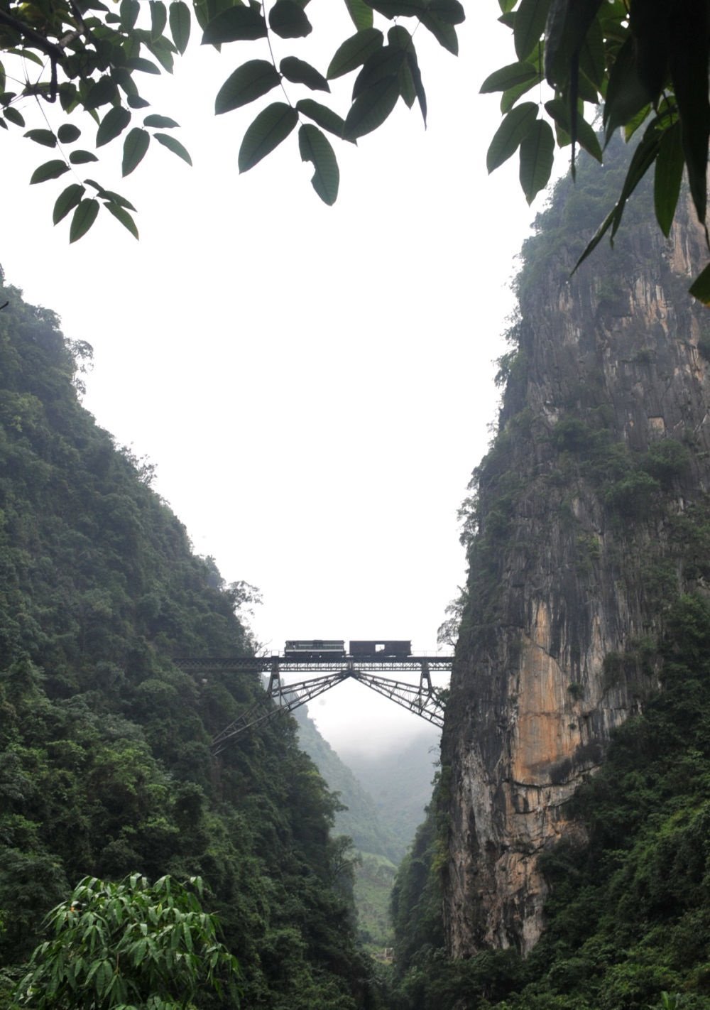 2009年6月1日，一列小火車從人字橋上通過。