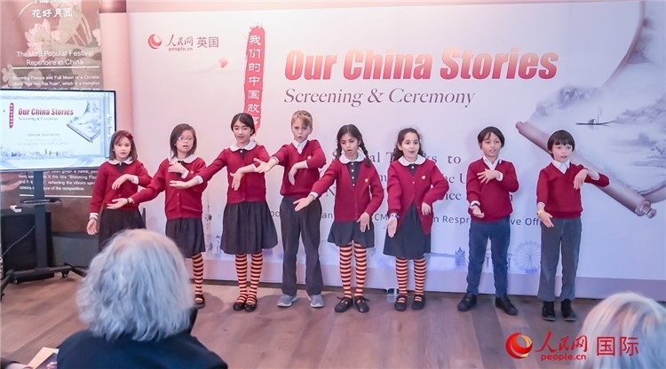 肯辛頓韋德預(yù)備學(xué)校小學(xué)生表演。人民網(wǎng) 郭錦標(biāo)攝