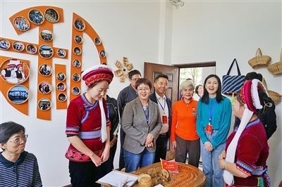  在大理法院喜洲法庭，代表們與“金花調(diào)解員”共同探討民族特色調(diào)解工作方法。