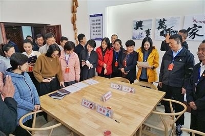  在劍川法院家事調(diào)解室內(nèi)，該院制作的《離婚證明書》引起了代表們的關(guān)注。