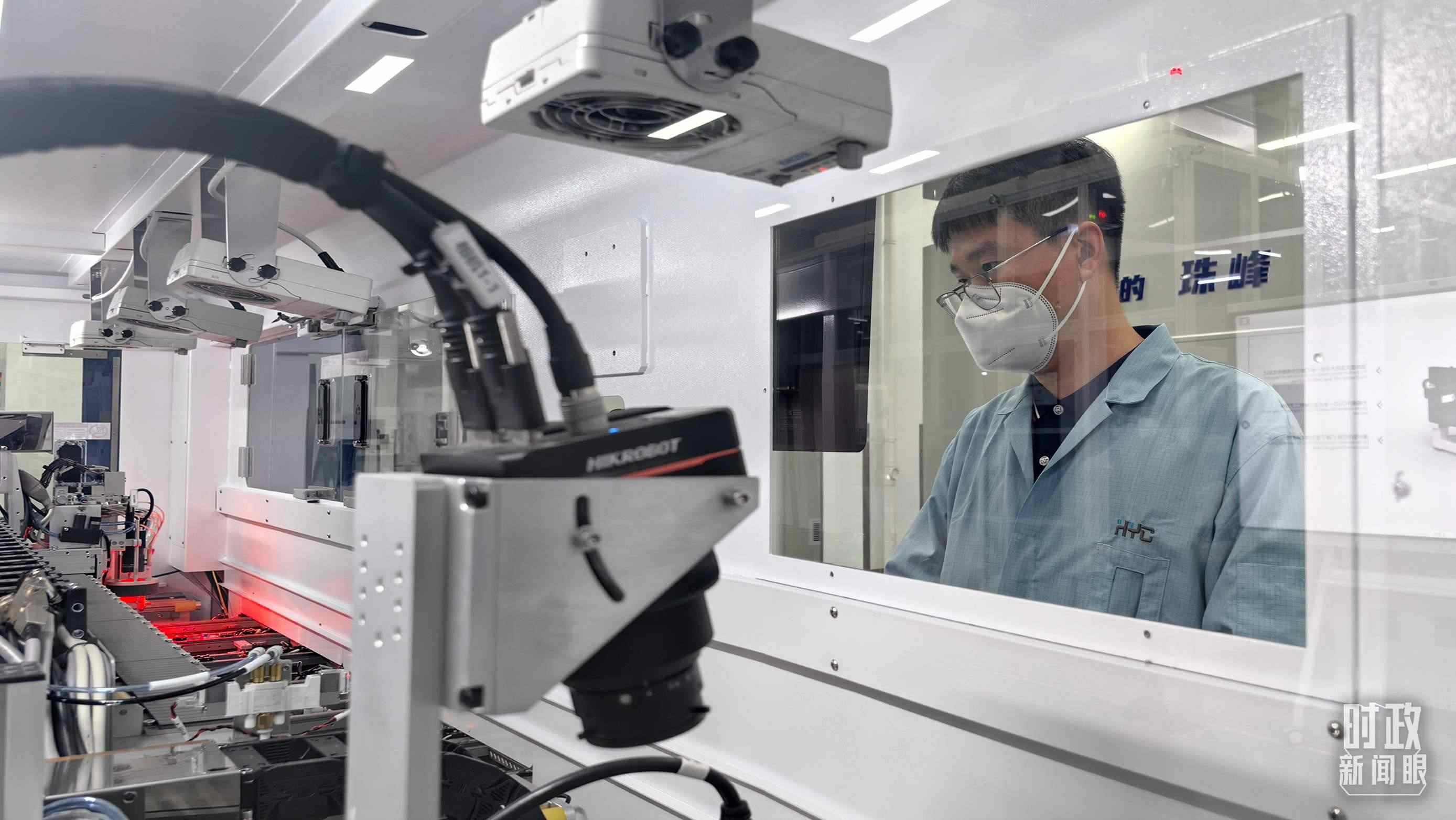 △蘇州華興源創(chuàng)科技股份有限公司員工正在研發(fā)車間內(nèi)進行芯片測試。（總臺央廣記者潘毅拍攝）